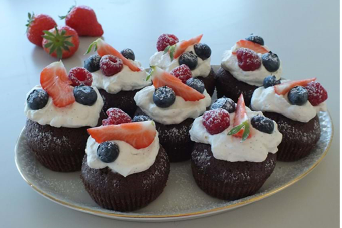 Kakao-cupcakes med flødeskum og friske bær