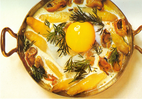 Æg med asparges og skaldyr